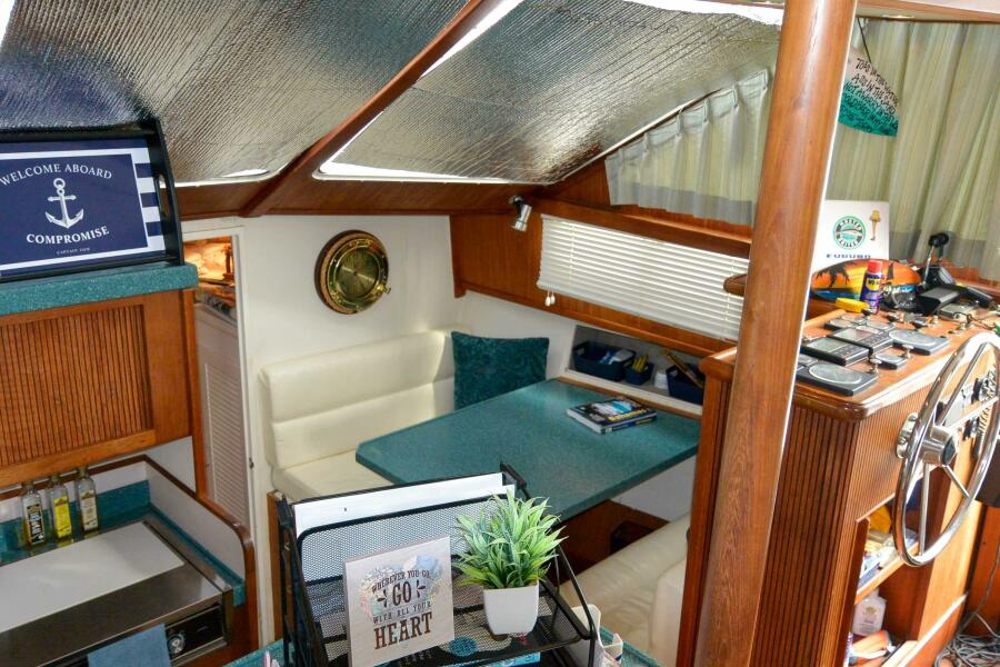1989 Tollycraft Cockpit