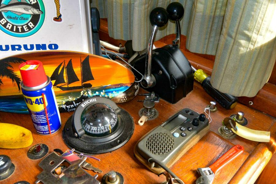 1989 Tollycraft Cockpit