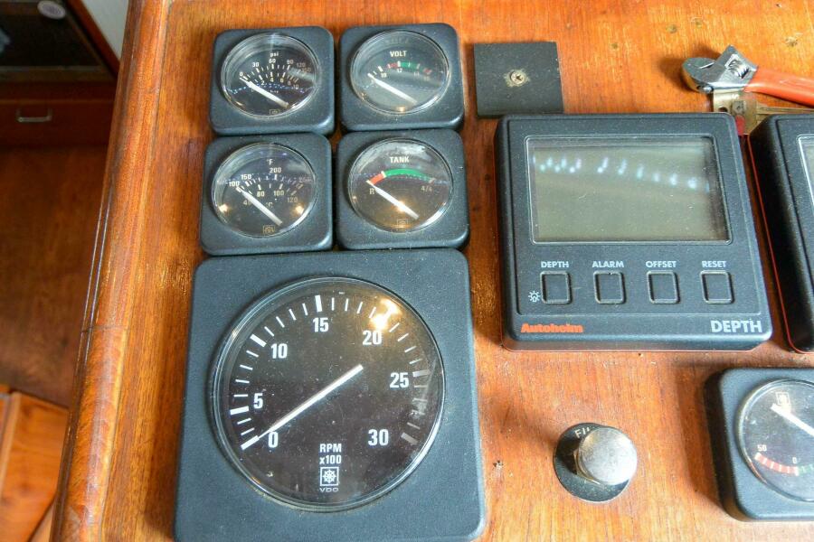 1989 Tollycraft Cockpit