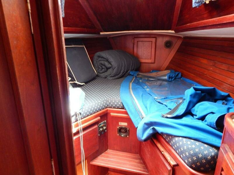 1985 Islander Sloop