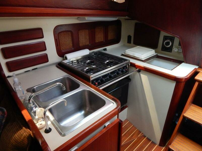 1985 Islander Sloop