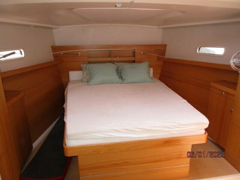 49' Hanse guest stateroom