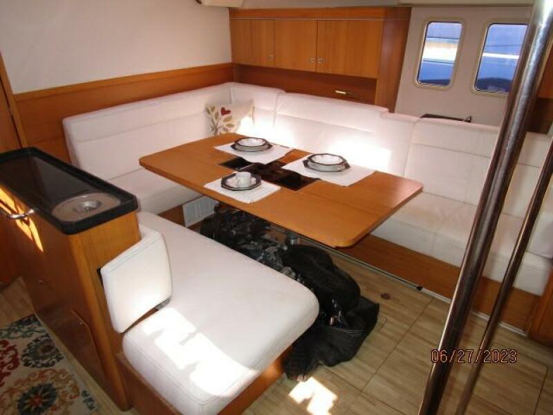 49' Hanse salon seating