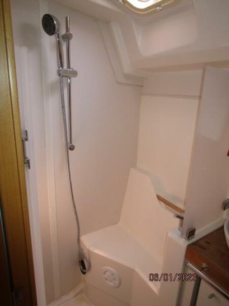 49' Hanse master stateroom shower