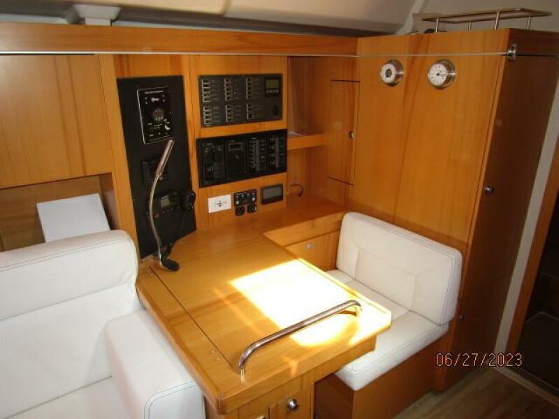 49' Hanse nav station