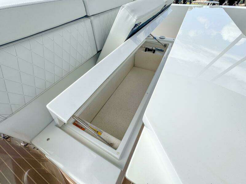 27ft De Antonio Yacht For Sale