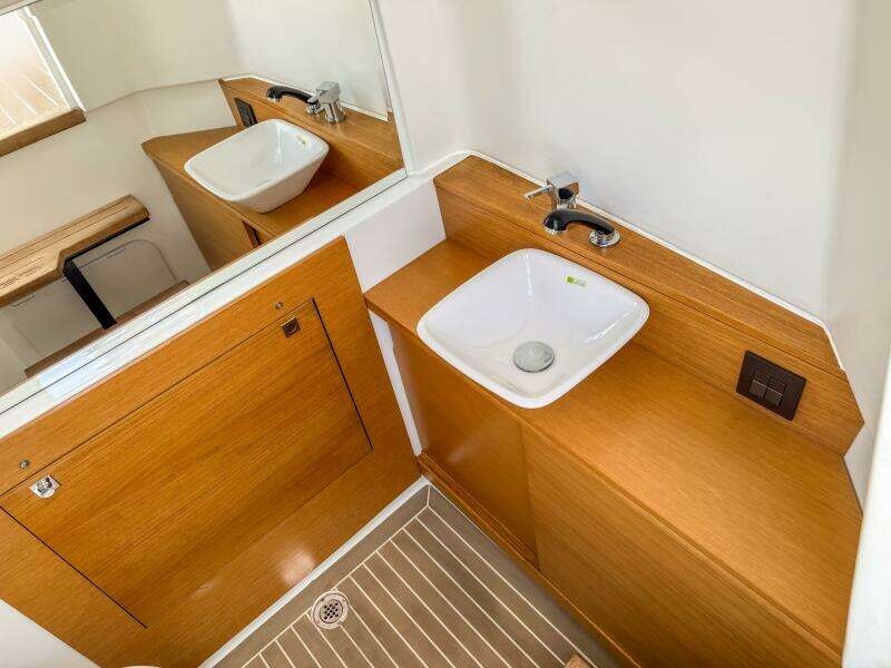 27ft De Antonio Yacht For Sale