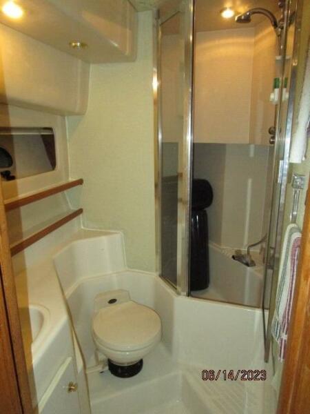 47' Bayliner master stateroom head