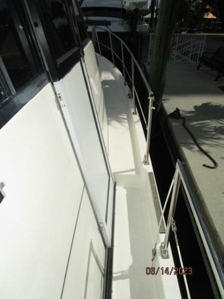47' Bayliner starboard side deck1