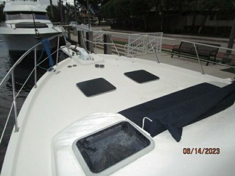 47' Bayliner foredeck1
