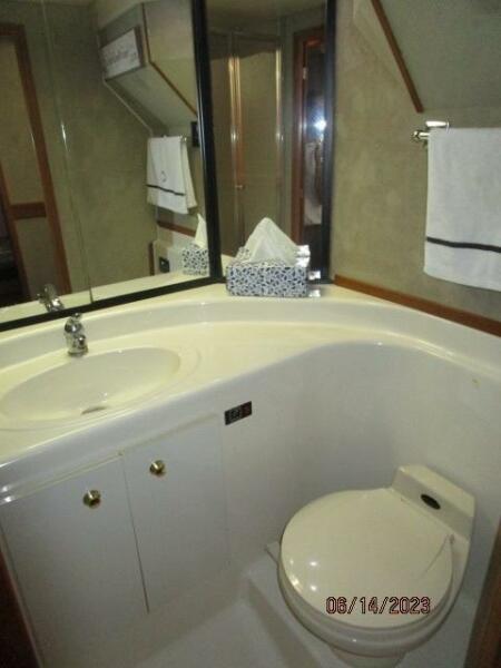 47' Bayliner guest head