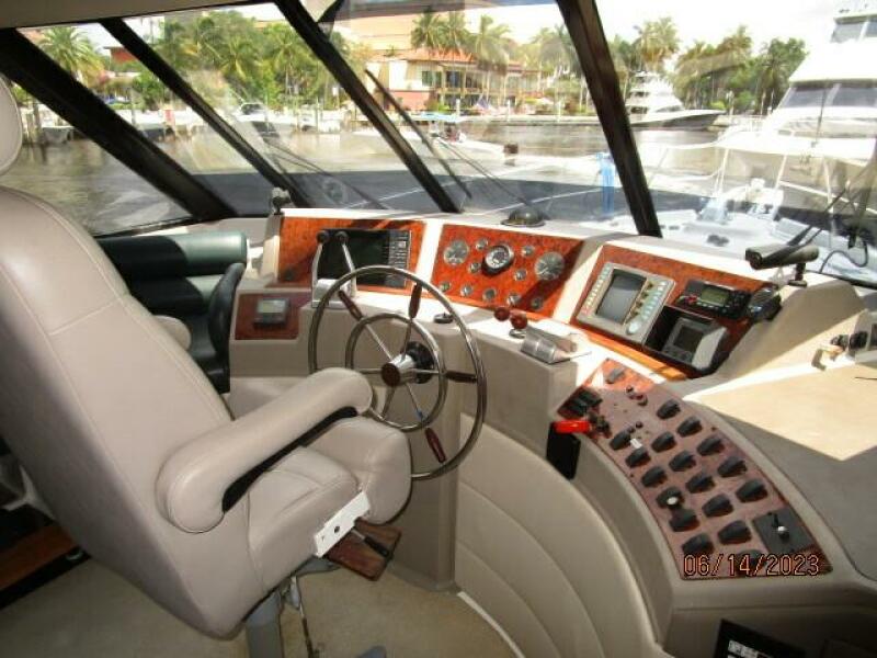 47' Bayliner pilothouse helm1