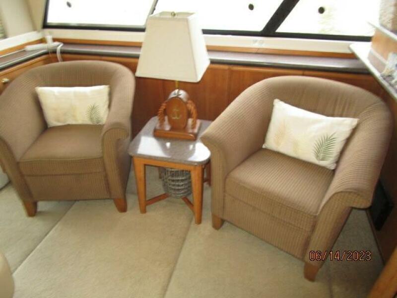47' Bayliner salon port seating