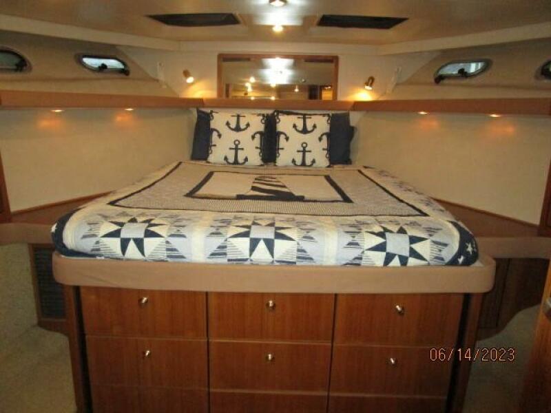 47' Bayliner master stateroom