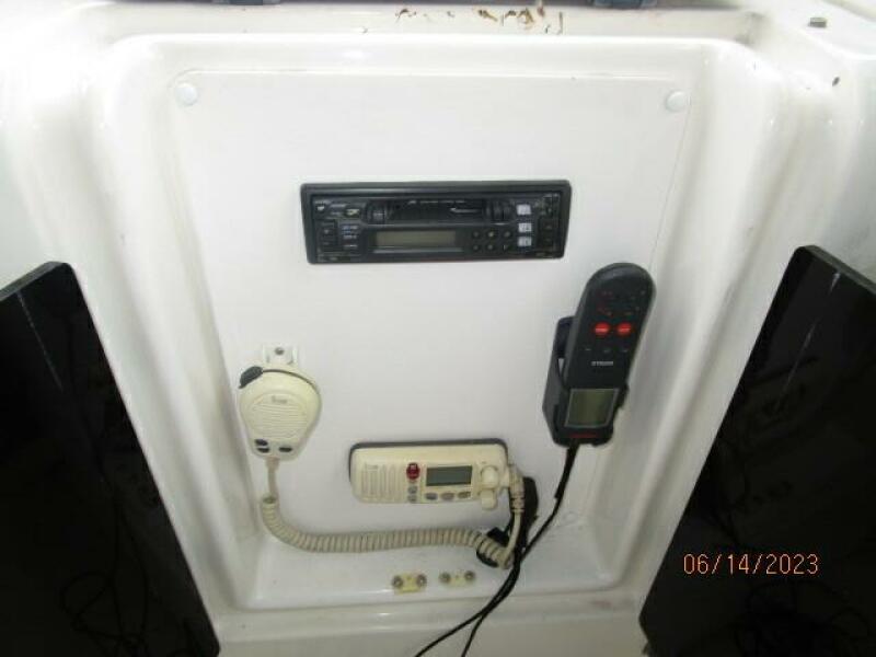 47' Bayliner flybridge helm electronics
