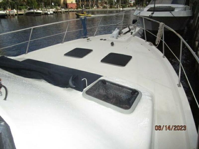 47' Bayliner foredeck2