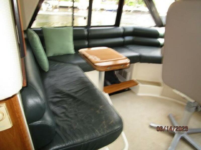 47' Bayliner pilothouse seating
