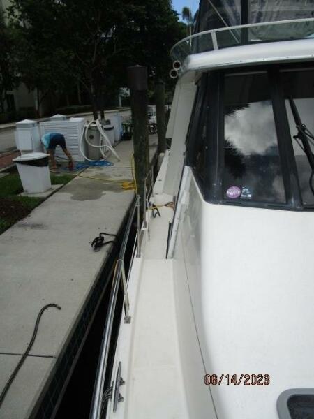 47' Bayliner starboard side deck2