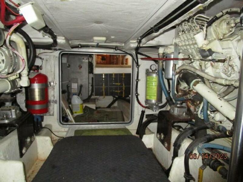 47' Bayliner engine room forward