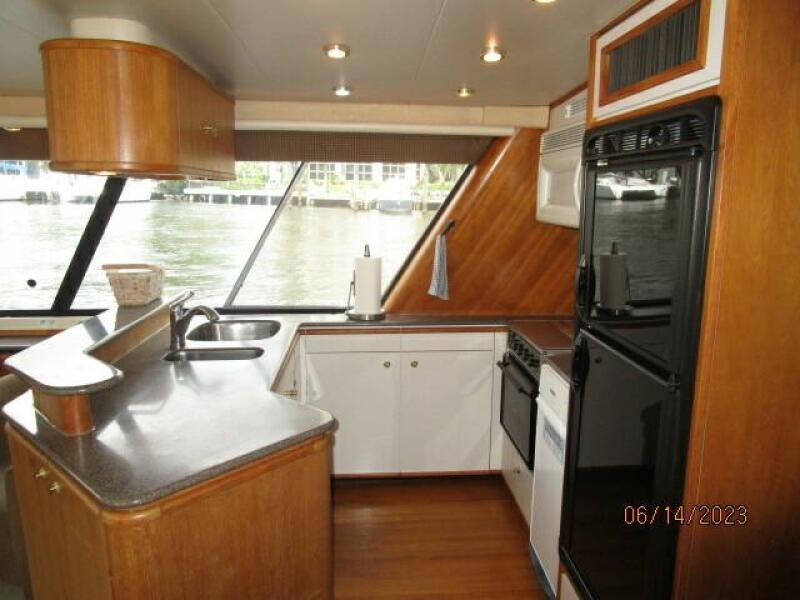 47' Bayliner galley2