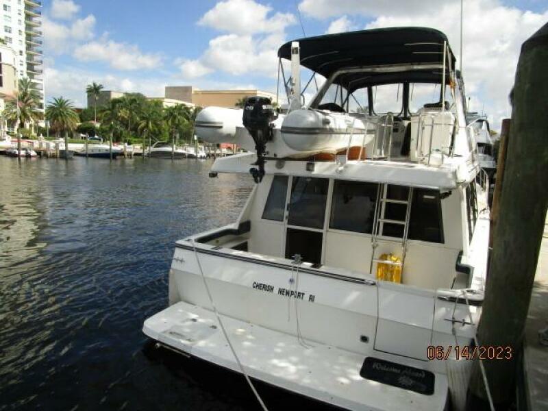 47' Bayliner aft profile
