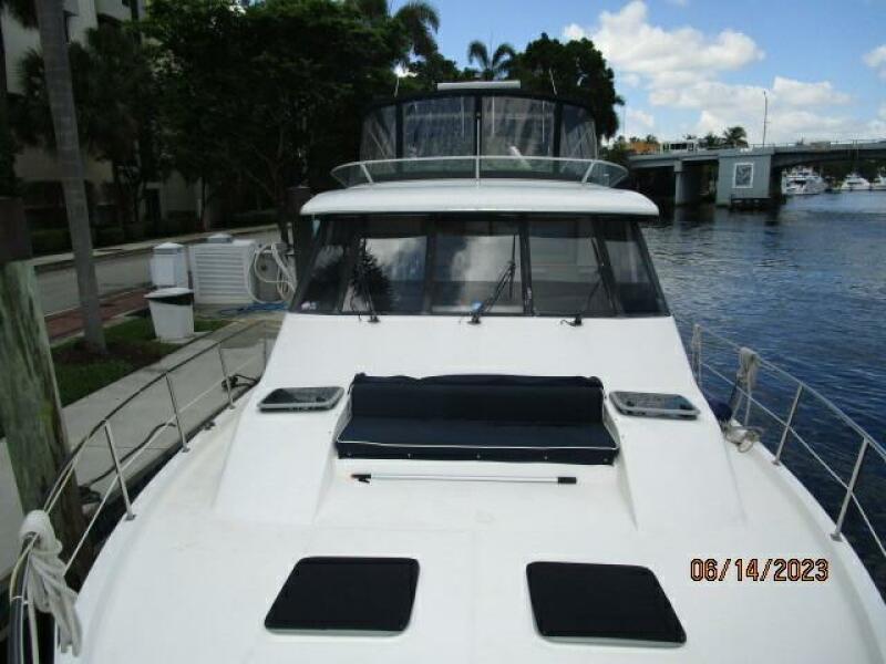 47' Bayliner foredeck aft