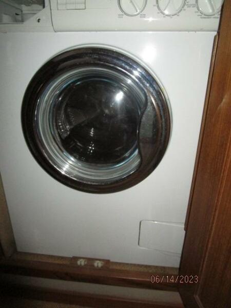 47' Bayliner washer-dryer
