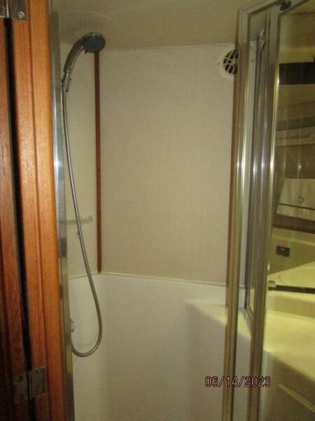47' Bayliner guest shower