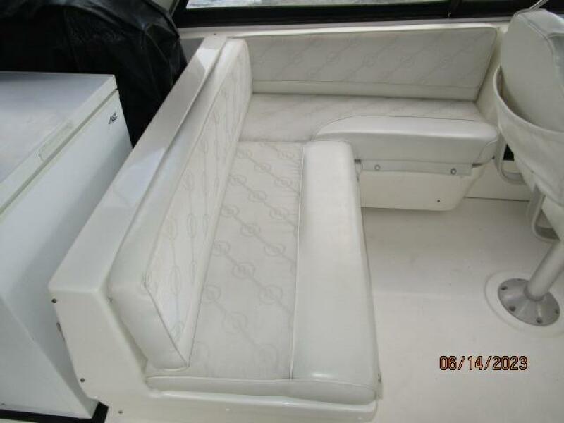 47' Bayliner flybridge port seating