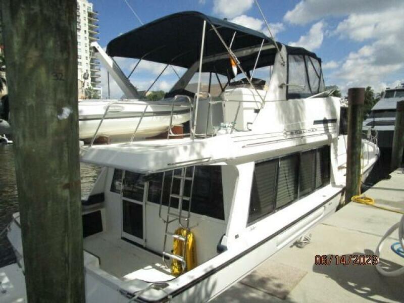 47' Bayliner starboard aft profile