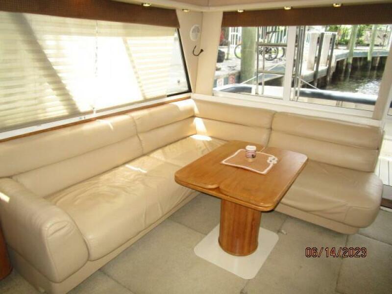 47' Bayliner salon starboard seating1