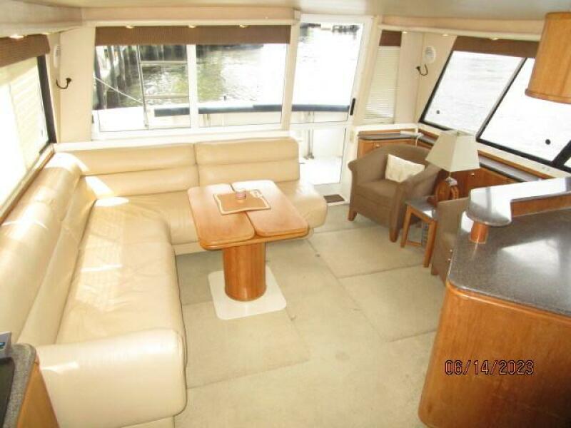47' Bayliner salon aft