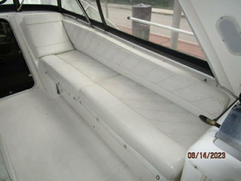 47' Bayliner flybridge starboard seating