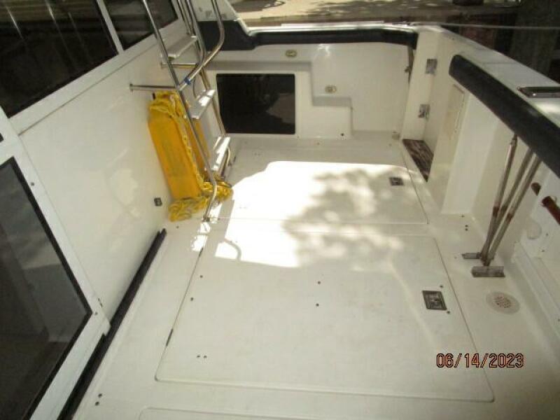 47' Bayliner aftdeck starboard