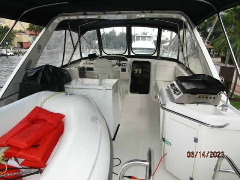 47' Bayliner flybridge forward