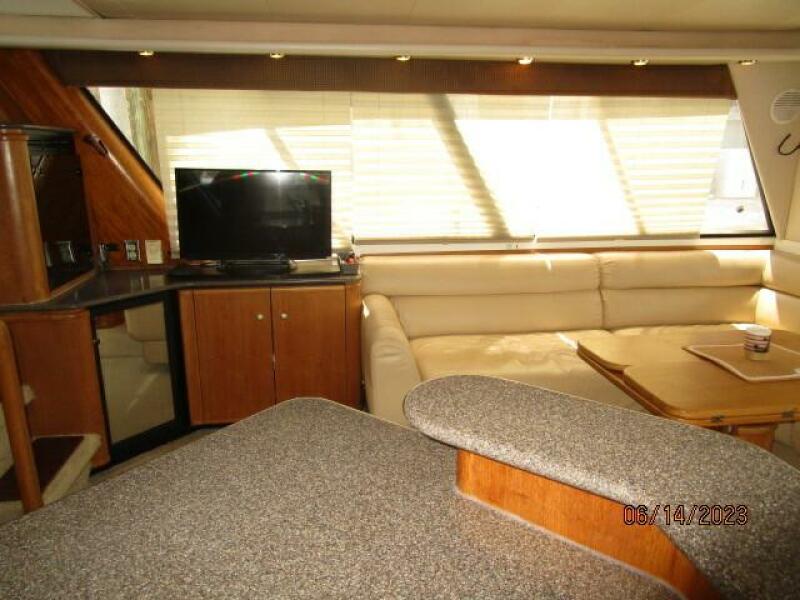 47' Bayliner salon starboard