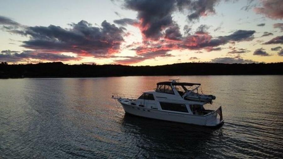 47' Bayliner port aft profile1
