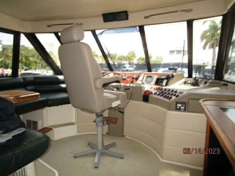 47' Bayliner pilothouse forward