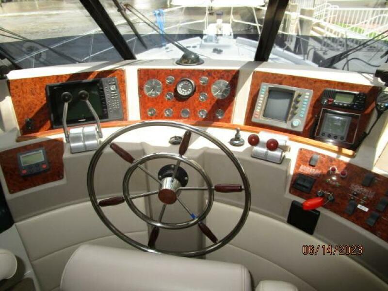 47' Bayliner pilothouse helm2