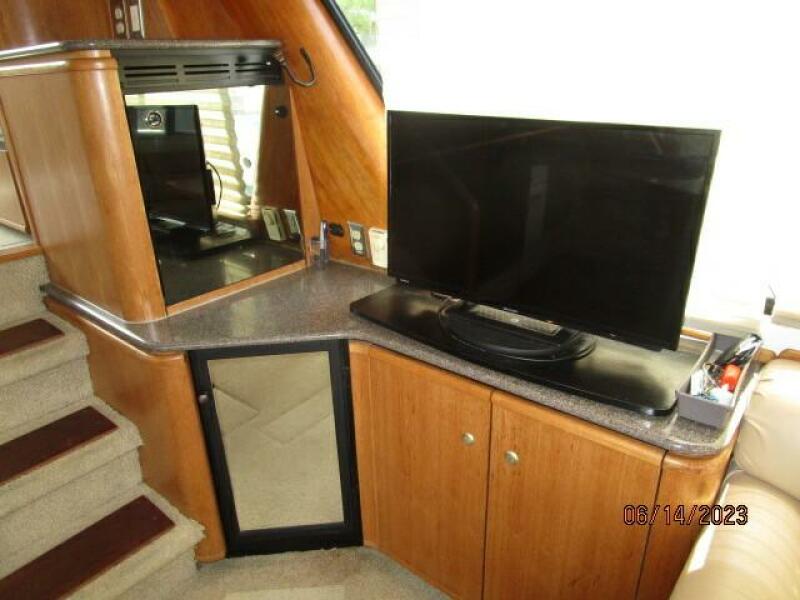 47' Bayliner salon starboard forward