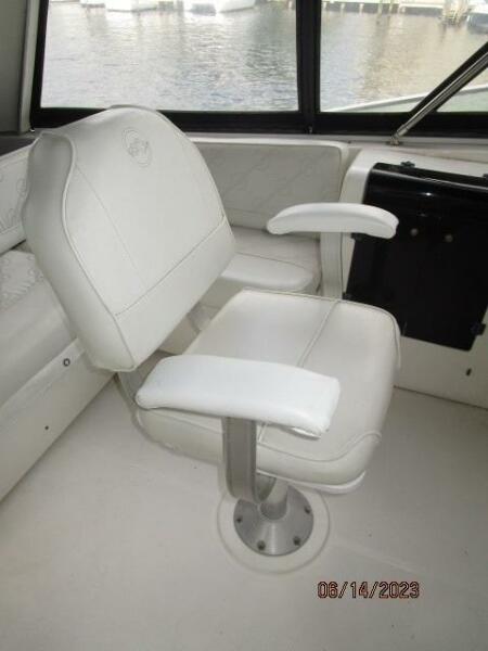 47' Bayliner flybridge helmseat