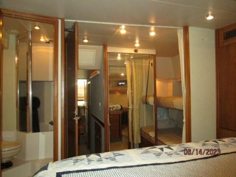 47' Bayliner master stateroom aft