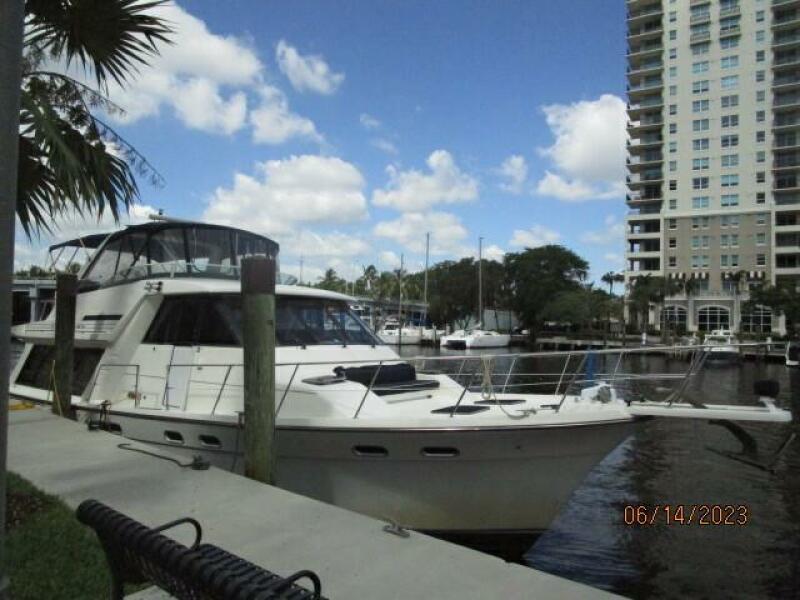 47' Bayliner starboard forward profile2