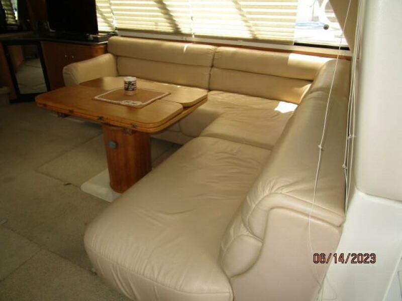 47' Bayliner salon starboard seating2