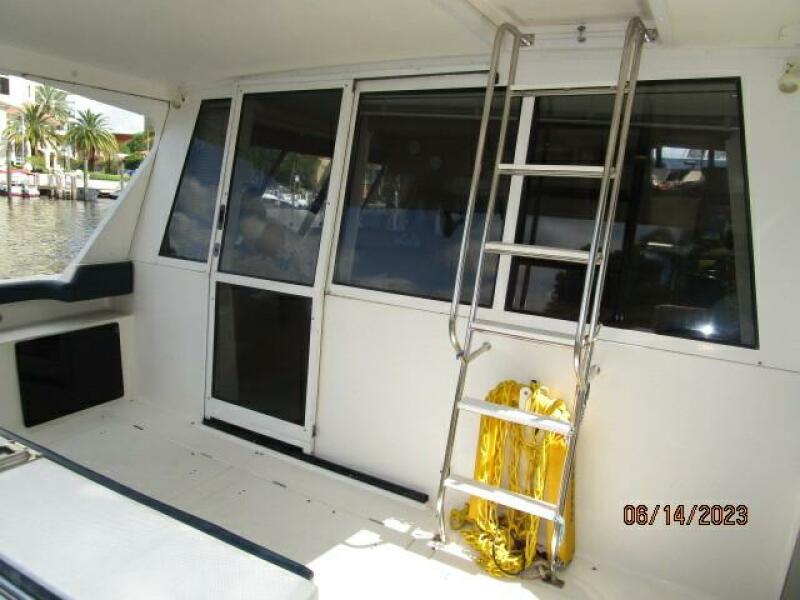 47' Bayliner aftdeck forward