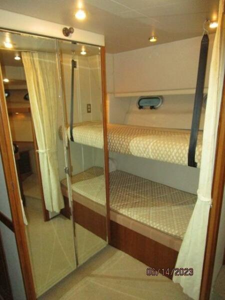 47' Bayliner port forward guest stateroom