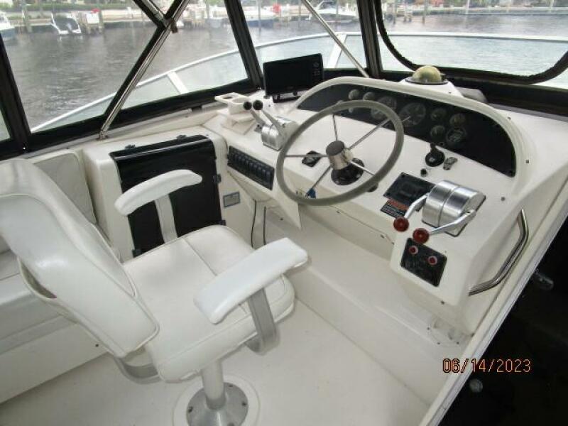 47' Bayliner flybridge helm1