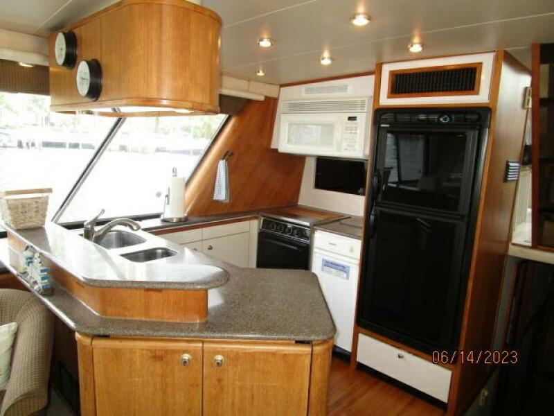 47' Bayliner galley1
