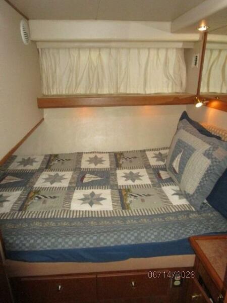 47' Bayliner port aft guest stateroom