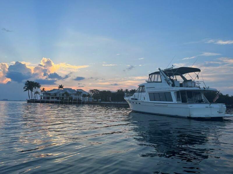47' Bayliner port aft profile2